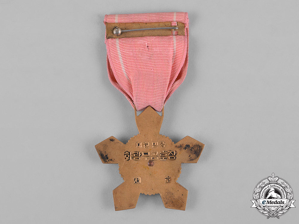 korea,_republic_of_south_korea._an_order_of_military_merit,"_hwarang"_iv_class_badge_c18-055543_1