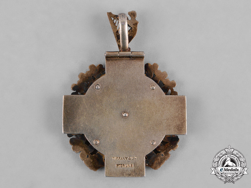 united_states._a_friendly_sons_of_st._patrick_membership_badge,_by_tiffany&_company_c18-055699_1