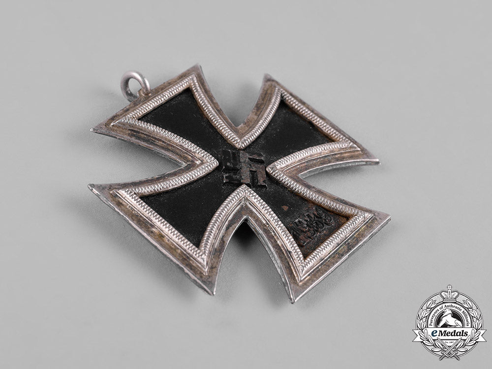 germany,_wehrmacht._a_rare_round31939_iron_cross,_ii_class,_deschler&_sohn_c19-262