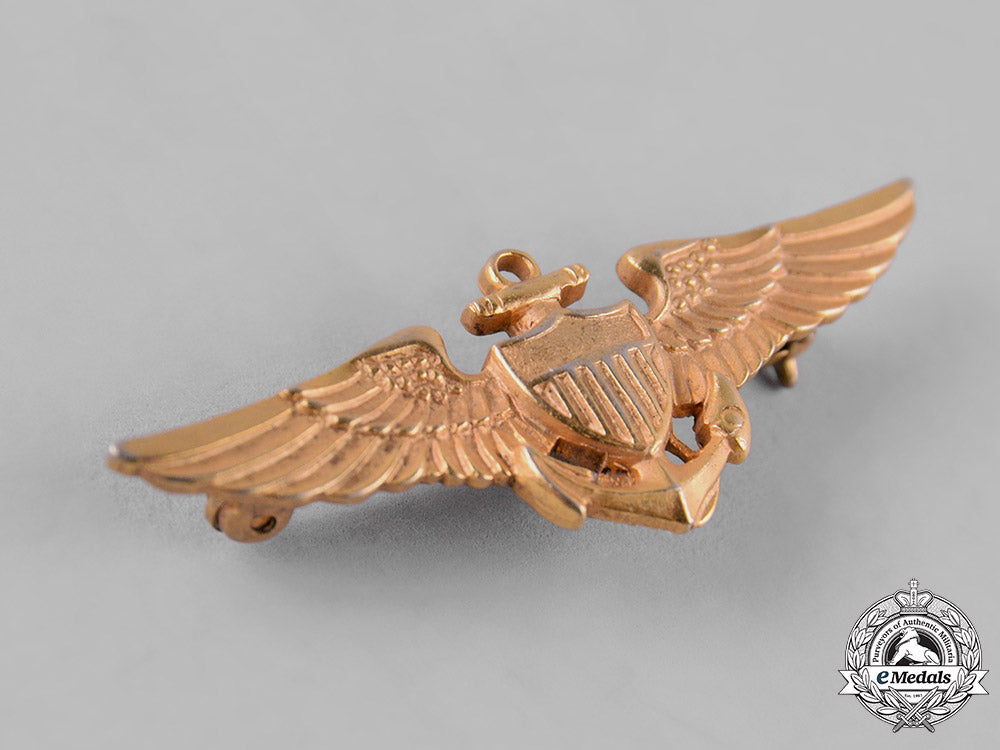 united_states._a_naval_aviator_collar_badge,_c.1944_c19-2911