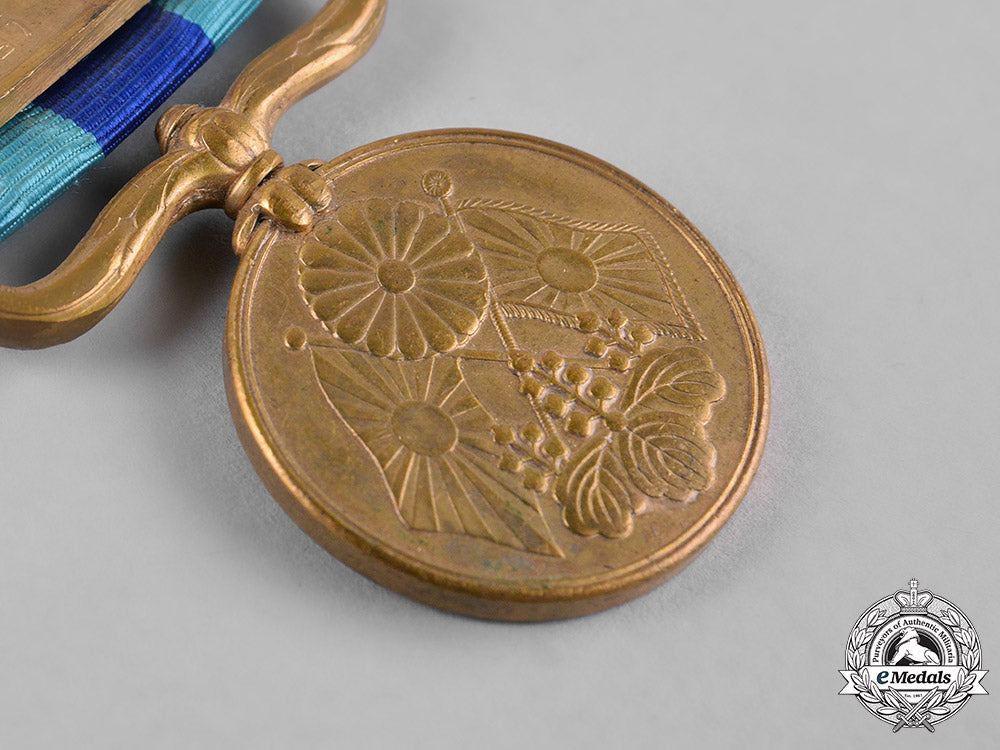 japan,_empire._a1904-1905_war_medal_in_case_c19-5362