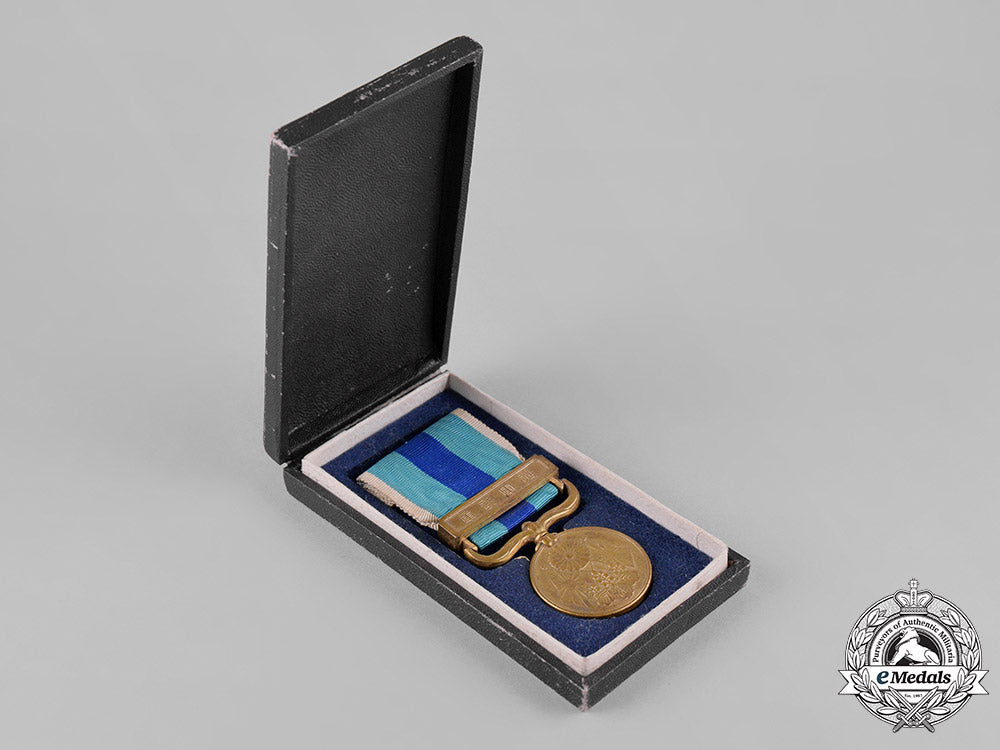 japan,_empire._a1904-1905_war_medal_in_case_c19-5365