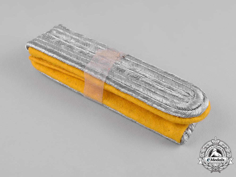 germany,_luftwaffe._a_pair_of_flight_lieutenant_rank_shoulder_boards_and_collar_tabs_c19-629