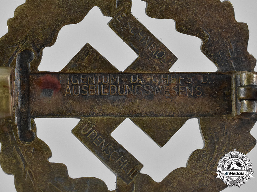 germany,_third_reich._a_pair_of_third_reich_merit_badges_c19-7453