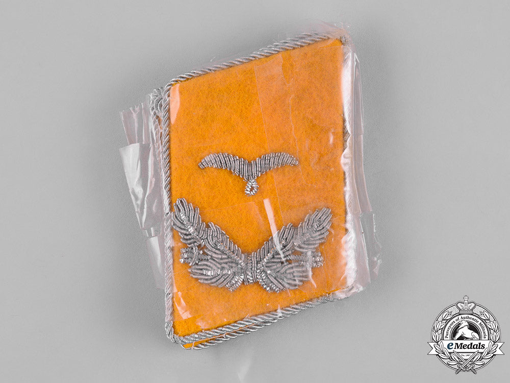 germany,_luftwaffe._a_pair_of_flight_lieutenant_rank_shoulder_boards_and_collar_tabs_c19-8505