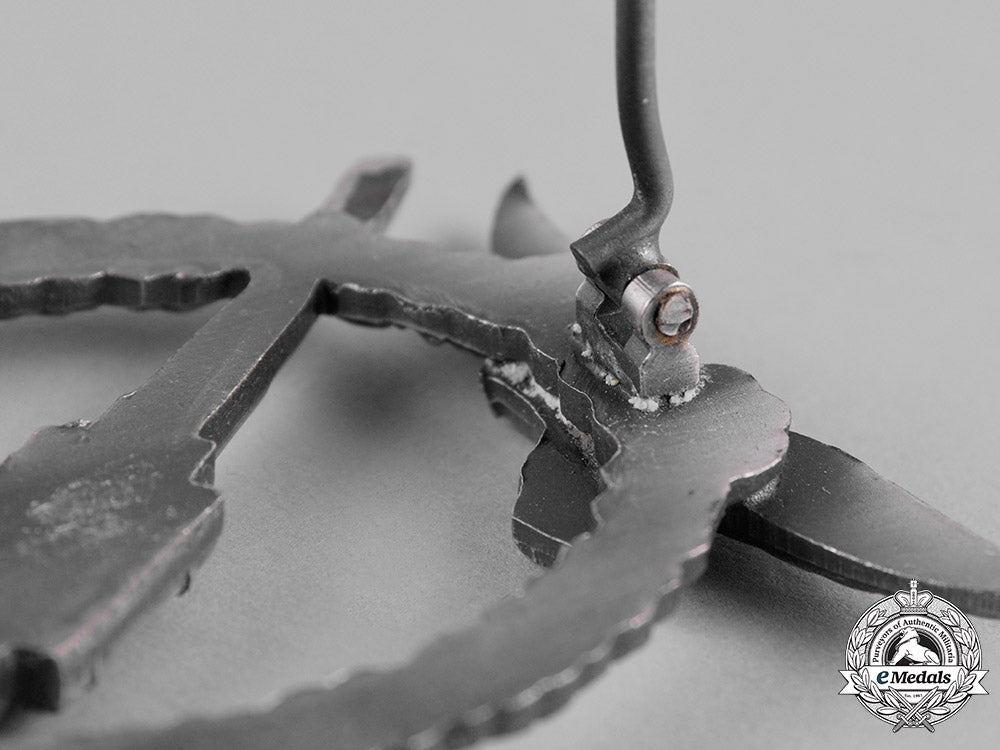 germany,_luftwaffe._a_luftwaffe_flak_badge,_post-1957_reissue_c19-8599