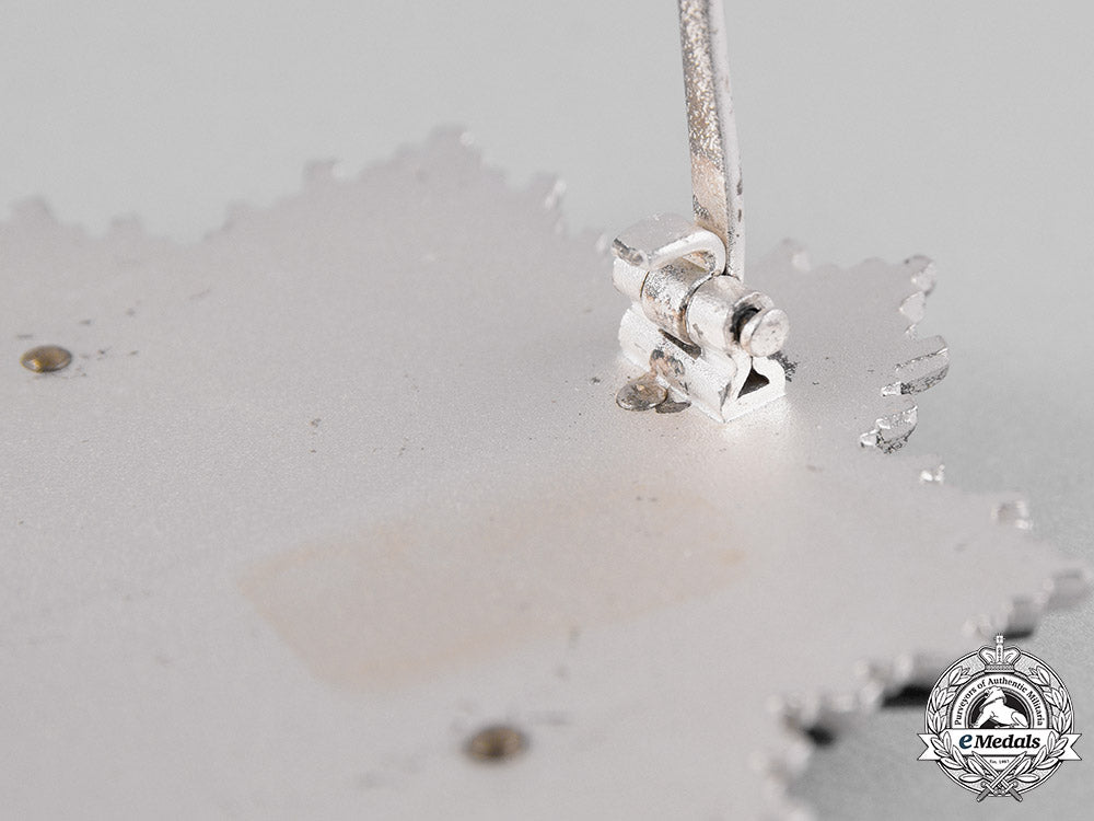 germany,_wehrmacht._a_german_cross_in_silver,_post-1957_reissue_c19-8625