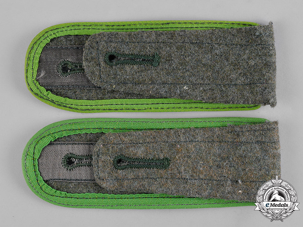 germany,_heer._a_pair_of_mountain_troop_em_shoulder_straps_c19-8914