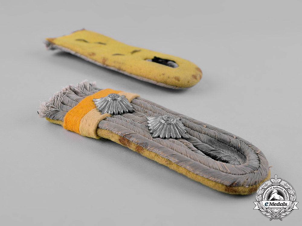 germany,_heer._a_set_of_signals_military_police_hauptmann_shoulder_boards_c19_4214_2