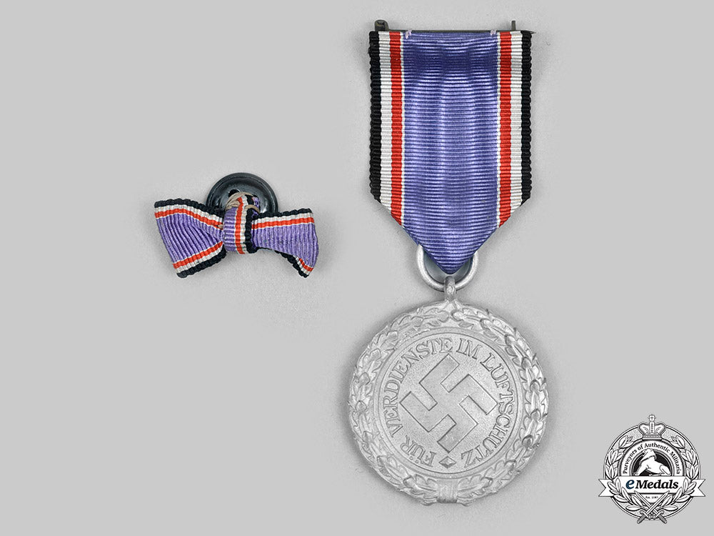 germany,_third_reich._an_air_protection_honour_medal,_ii_class_with_case_c20142_mnc5123