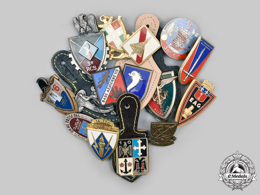 france,_v_republic._lot_of_fifteen_regimental_badges_c20147_mnc3695