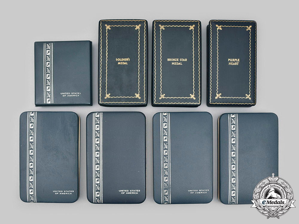 united_states._a_lot_of_eight_medals_with_cases_c2020_097_mnc8735