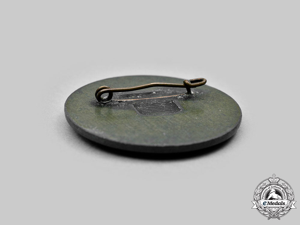 germany,_third_reich._a_childrens’_holiday_transportation_badge_c2020_429_mnc1607_1_1_1