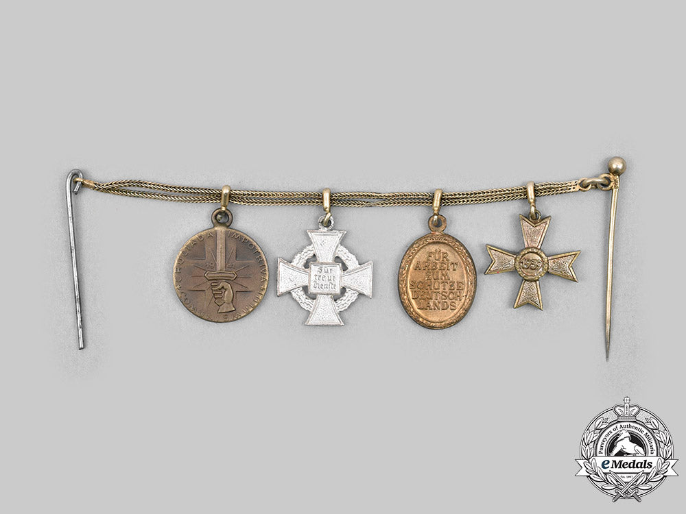 germany,_wehrmacht._a_miniature_medal_chain_c2020_797_mnc0515