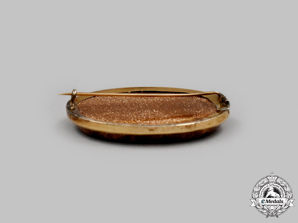 jewellery._a_yellow_gold_brooch_with_a_mosaic_of_st._peter's_square,_c.1880_c2021_006_mnc1857_1