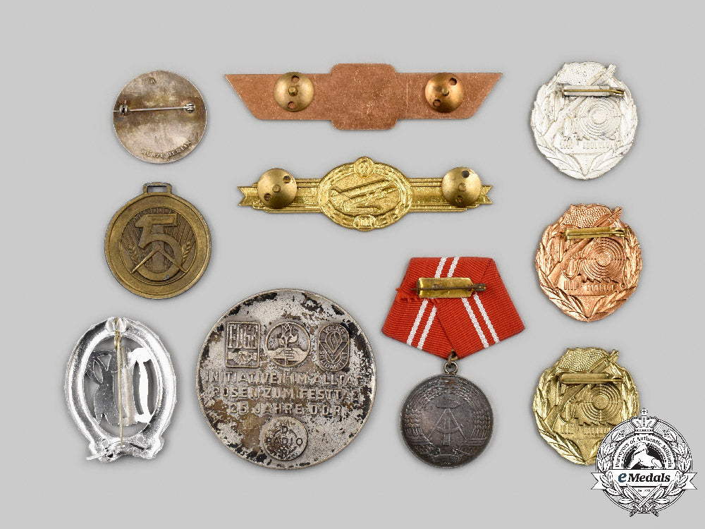 germany,_democratic_republic._a_lot_of_badges_and_insignia_c2021_389_mnc7353_1