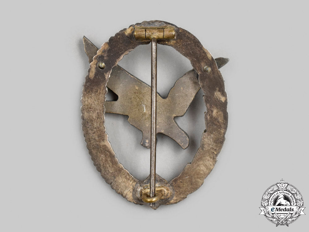 international._a_lot_of_twenty_military_items_c2021_403_mnc7384