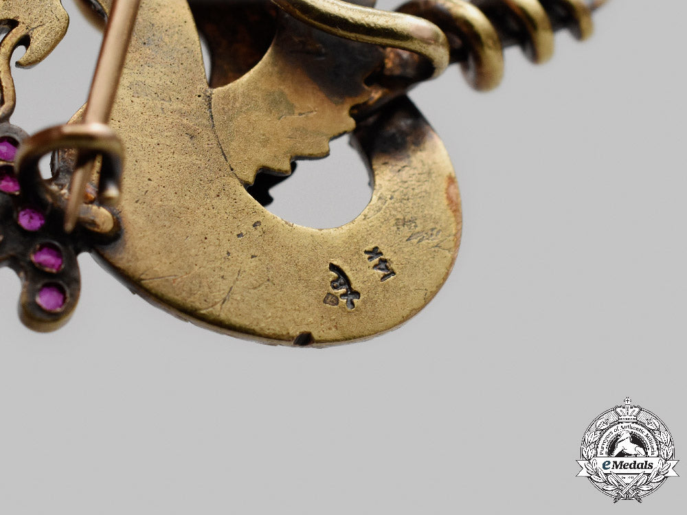 united_states._a_yellow_gold,_ruby,_diamonds&_peridot_winged_dragon_brooch,_by_riker_brothers,_c.1900_c2021_942emd_5028_1_1