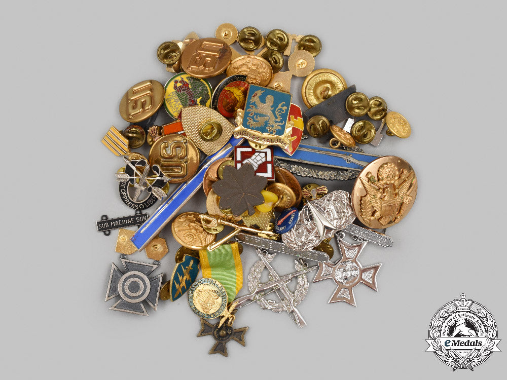 united_states._a_lot_of_forty-_six_armed_forces_insignia_c2021_982emd_6640_1