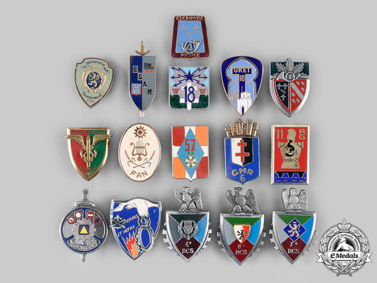 france,_v_republic._a_lot_of_sixteen_regimental_badges_c20251_emd8199_1