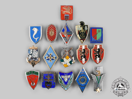 france,_v_republic._a_lot_of_sixteen_regimental_badges_c20255_emd8217_1