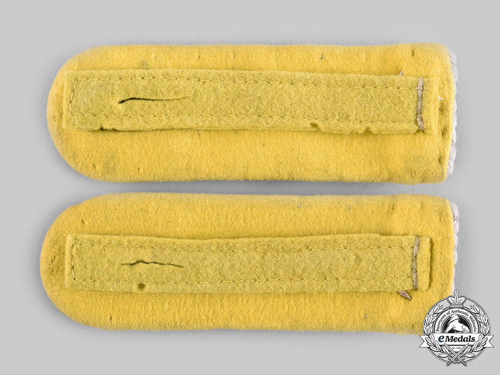 germany,_heer._a_set_of_signals_oberleutnant_shoulder_boards_c20615_emd4037_1