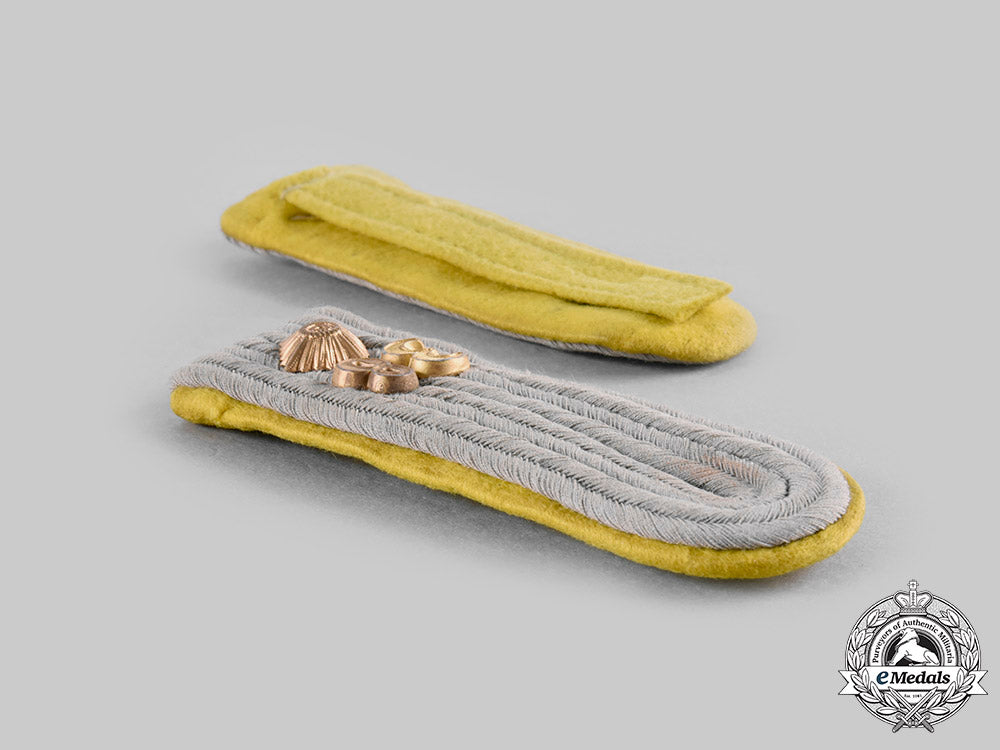 germany,_heer._a_set_of_signals_oberleutnant_shoulder_boards_c20617_emd4043_1