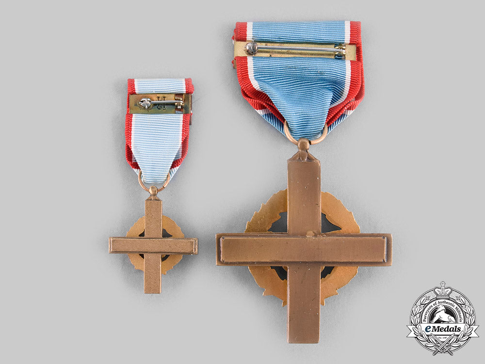united_states._an_air_force_cross,_fullsize_and_miniature_c20709_emd4633