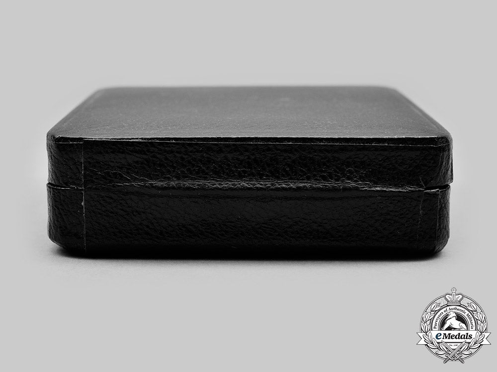 germany,_federal_republic._a_set_of_oak_leaves_with_swords_to_the_knight’s_cross_of_the_iron_cross,1957_version,_with_case_c20984_mnc8506