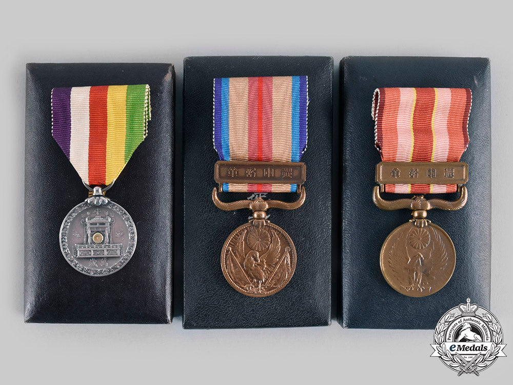 japan,_empire._a_lot_of_three_cased_medals_c20_00715