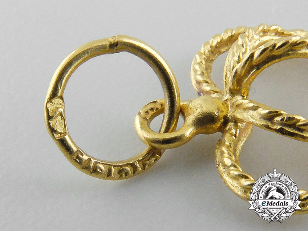 a_fine_filigree_maltese_cross_pendant_in_gold_c_0091