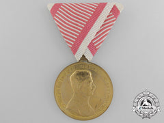 A First War Austrian Golden Bravery Medal; Official Issue