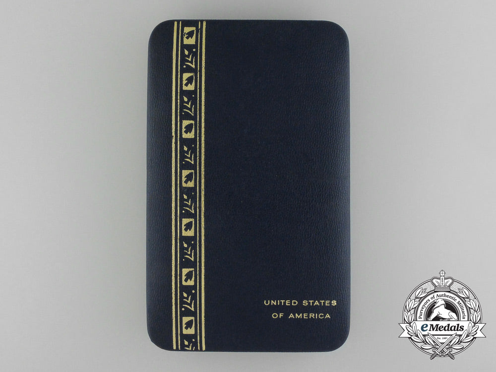 an_american_army_medal_of_honor;_type_vi(1964-_present)_with_case_c_8040