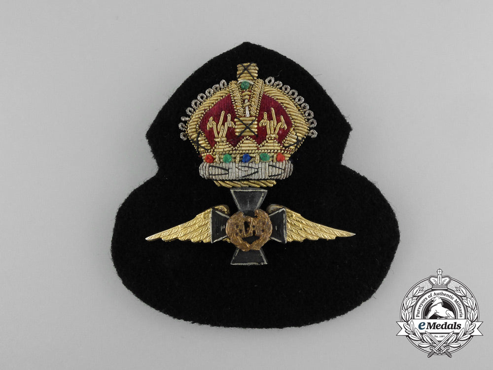canada,_commonwealth._a_royal_canadian_air_force(_rcaf)_chaplain’s_cap_badge,_c.1942_c_8237