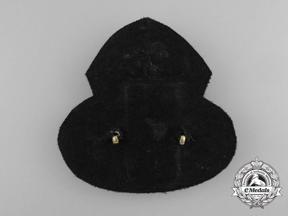 canada,_commonwealth._a_royal_canadian_air_force(_rcaf)_chaplain’s_cap_badge,_c.1942_c_8238