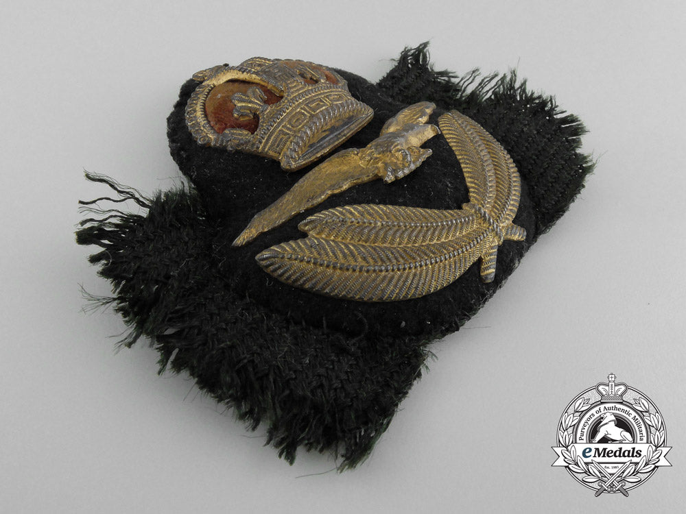 a1918_issued_royal_air_force(_raf)_officer's_cap_badge_below_air_rank_c_8287