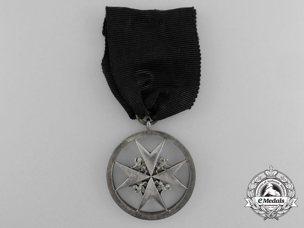 a_second_war_issued(1939-1949)_order_of_st._john;_serving_brother/_sister_breast_badge_c_9910