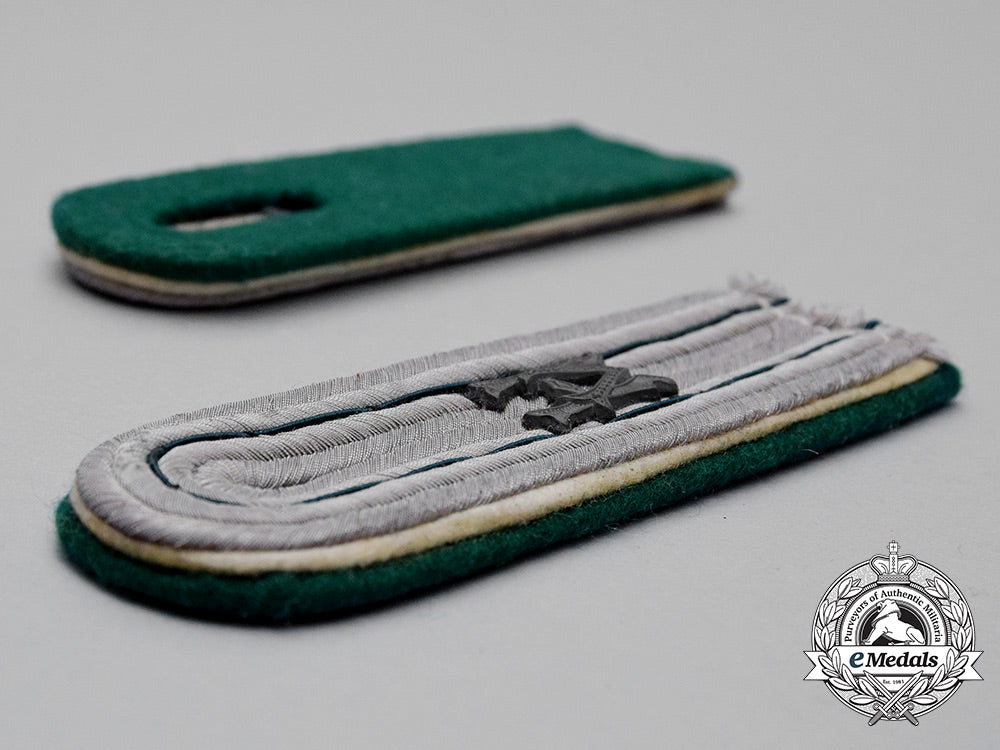 a_matching_pair_of_wehrmacht_heer_administrative_official_shoulder_boards_cc_0066