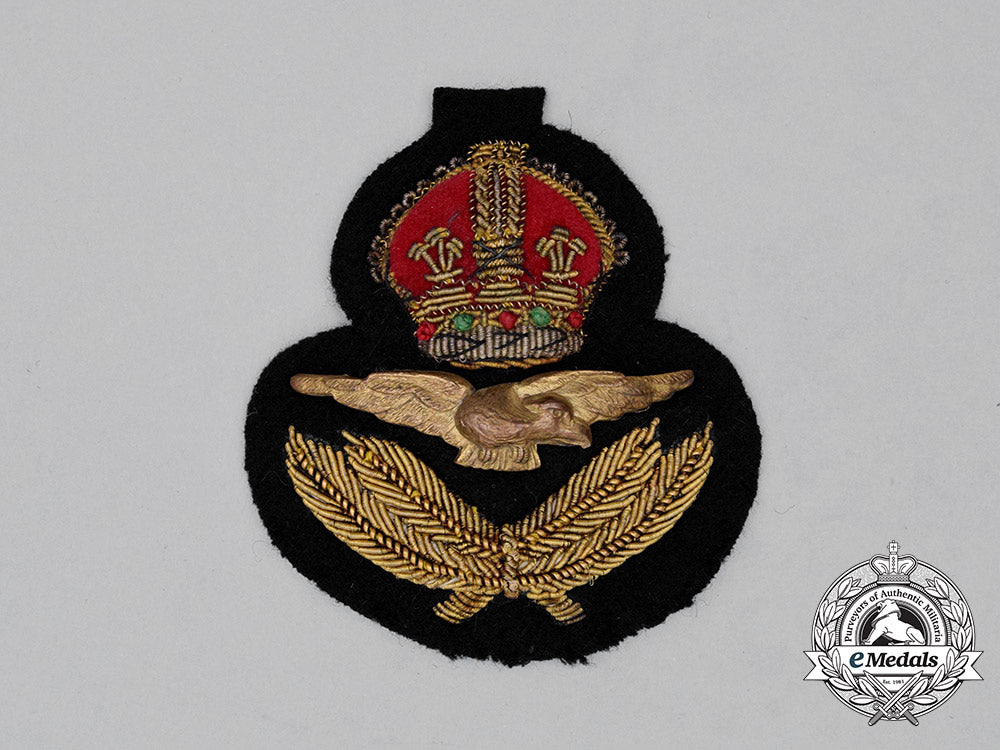 a_second_war_royal_canadian_air_force(_rcaf)_officer's_cap_badge_cc_1565