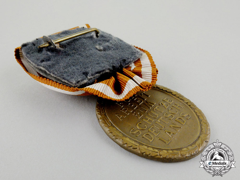 a_court_mounted_third_reich_period_german_defence_wall(_west_wall)_medal_cc_7199