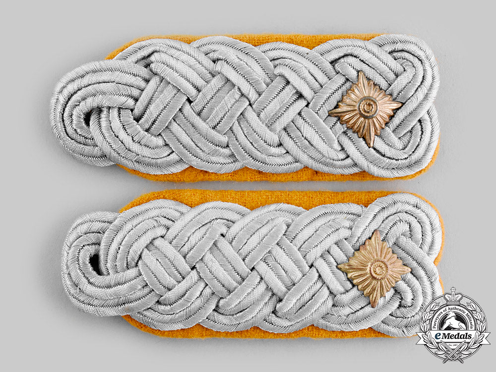 germany,_luftwaffe._a_pair_of_flight_oberstleutnant_officer_shoulder_boards_ci19_0009_1