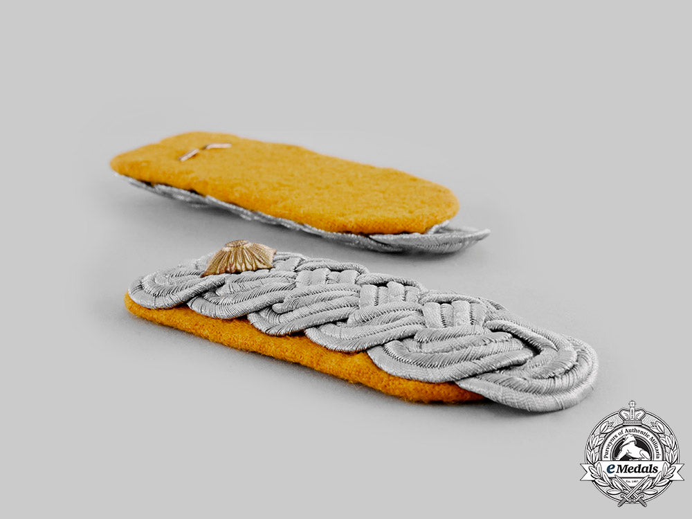 germany,_luftwaffe._a_pair_of_flight_oberstleutnant_officer_shoulder_boards_ci19_0011_1