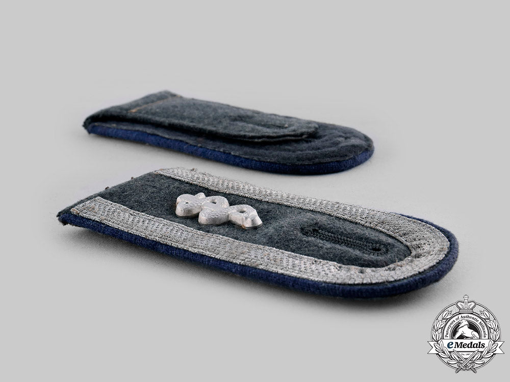 germany,_luftwaffe._a_pair_of_medical_unteroffizier_shoulder_boards_ci19_0151