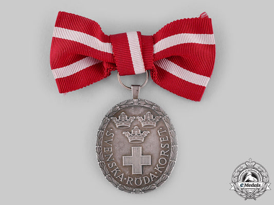 sweden,_kingdom._a_red_cross_medal_for_ladies1968_ci19_1175