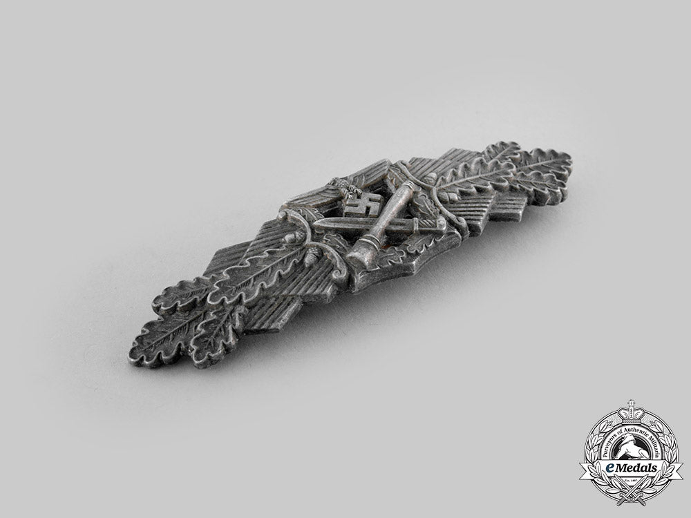 germany,_third_reich._a_close_combat_clasp,_silver_grade,_by_friechrich_linden_ci19_1192_1