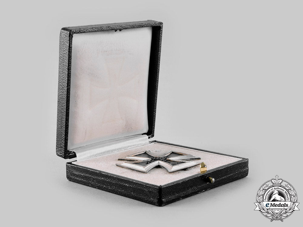 germany,_federal_republic._an_iron_cross,_i_class,1957_issue_with_case_ci19_1311_1