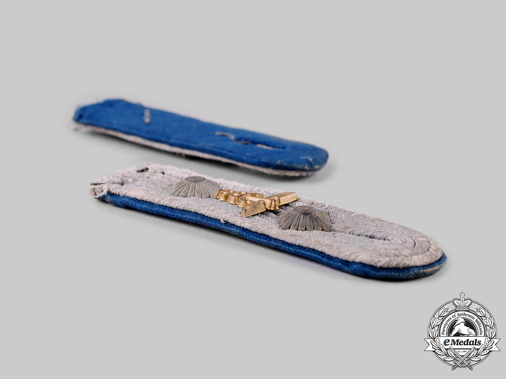 germany,_heer._a_set_of_medical_hauptmann_shoulder_boards_ci19_2323