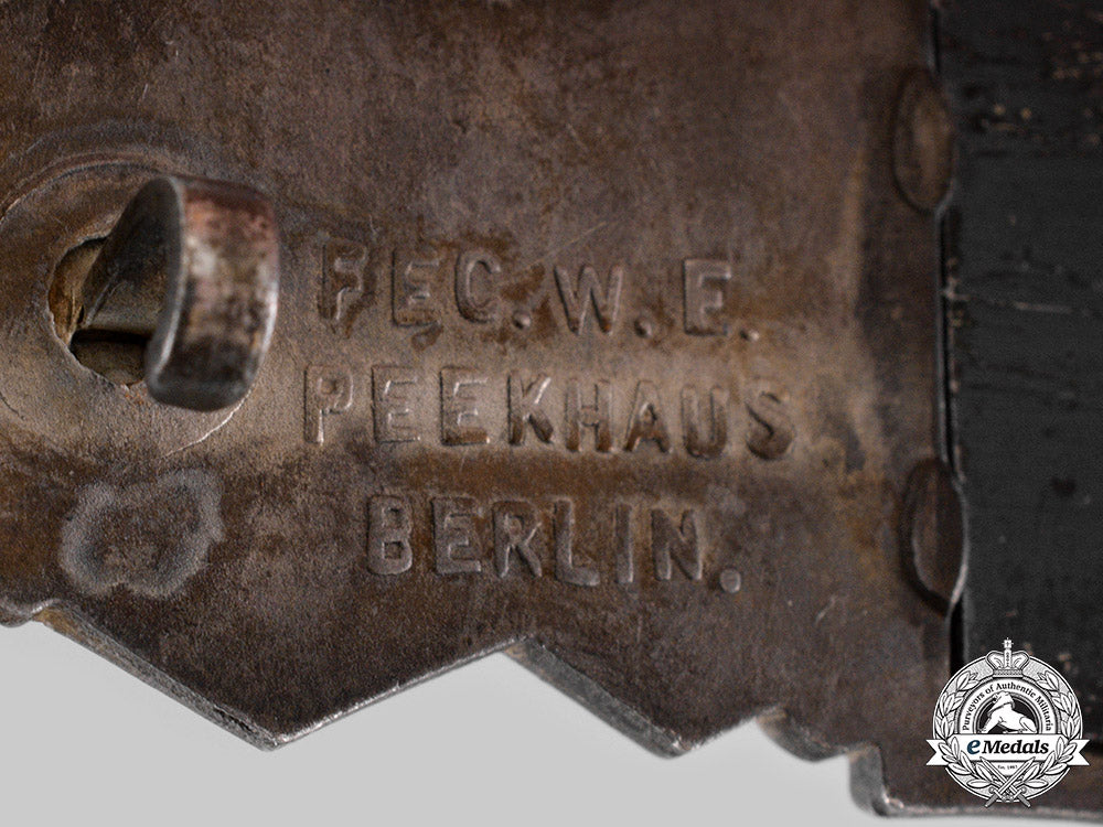 germany,_wehrmacht._a_close_combat_clasp,_silver_grade,_by_arbeitsgemeinschaft_metall_und_kunststoff_ci19_3507