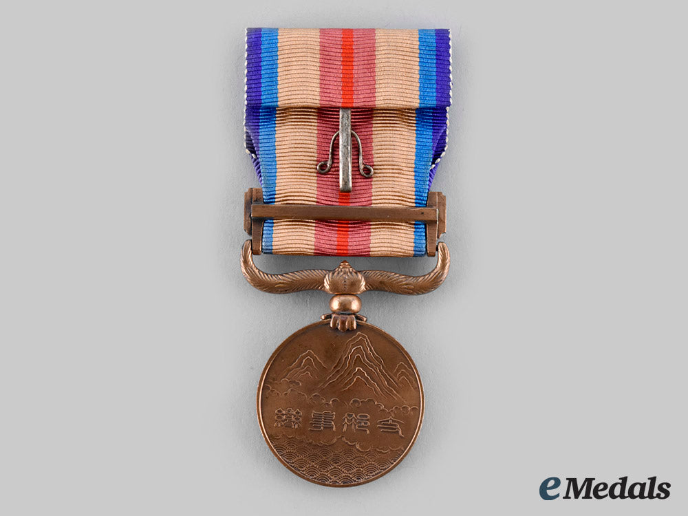 japan,_empire._a_china_incident_war_medal_with_case1937_ci19_4507_1_2_1