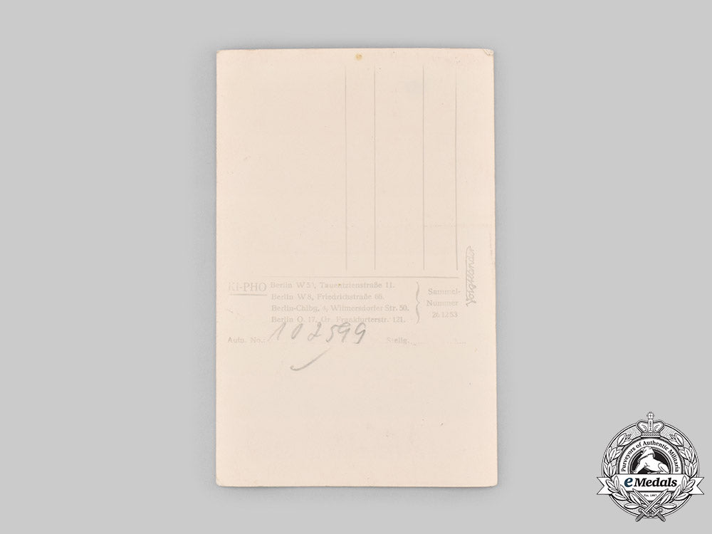 germany,_luftwaffe._a_studio_portrait_of_a_luftwaffe_leutnant_ci19_5436